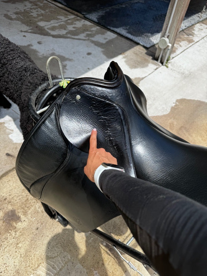 Dressage saddle