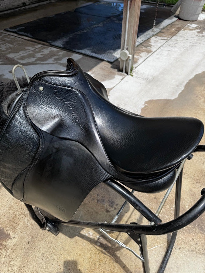 Dressage saddle