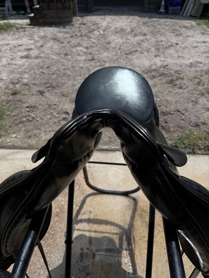 Dressage saddle