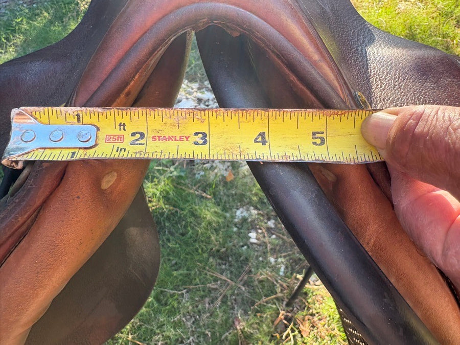 HDR - HENRI DE RIVEL 15’’ Henri De Rivel Close Contact - Jumping Saddle. Leathers & Stirrups Included (6)