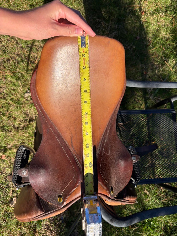 HDR - HENRI DE RIVEL 15’’ Henri De Rivel Close Contact - Jumping Saddle. Leathers & Stirrups Included (2)