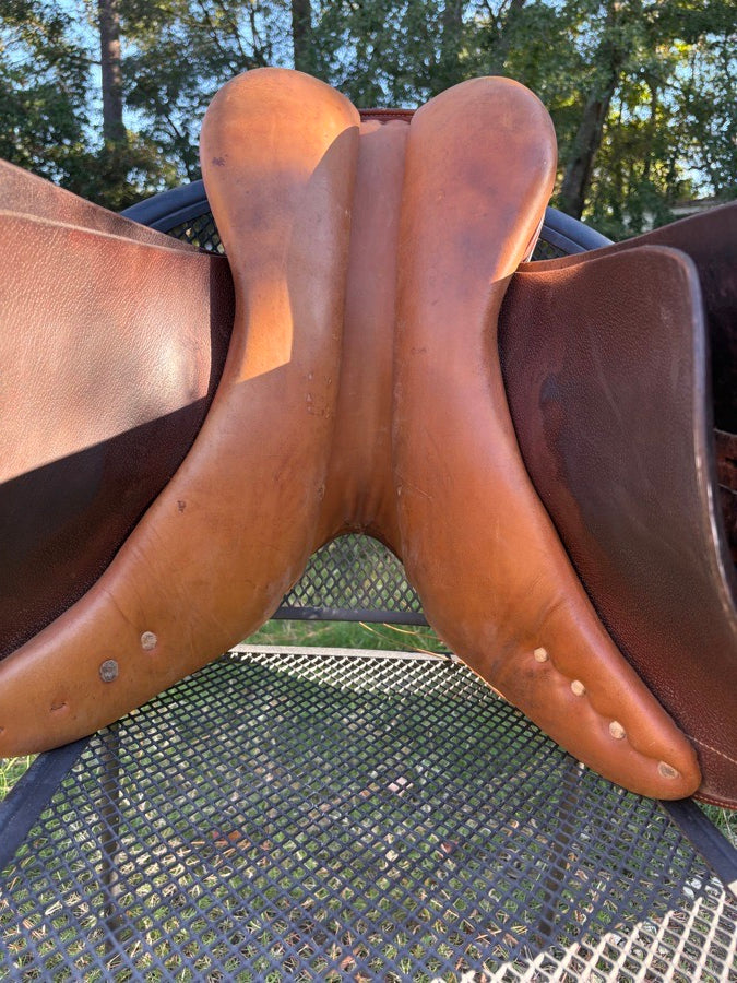 HDR - HENRI DE RIVEL 15’’ Henri De Rivel Close Contact - Jumping Saddle. Leathers & Stirrups Included (3)