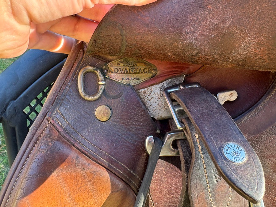 HDR - HENRI DE RIVEL 15’’ Henri De Rivel Close Contact - Jumping Saddle. Leathers & Stirrups Included (5)