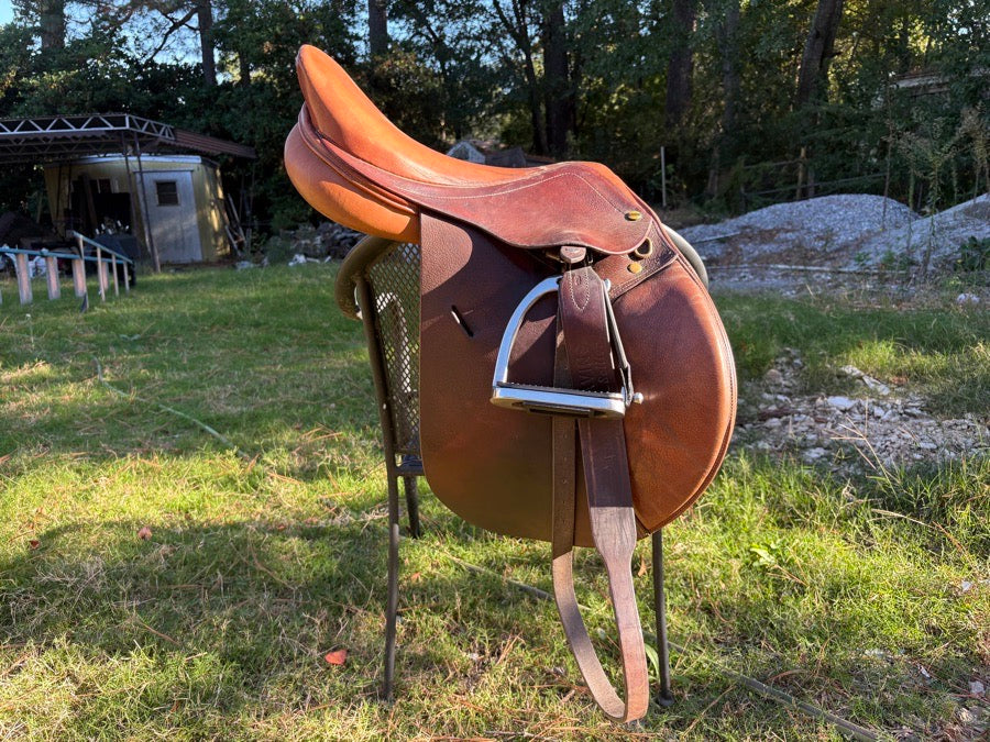 HDR - HENRI DE RIVEL 15’’ Henri De Rivel Close Contact - Jumping Saddle. Leathers & Stirrups Included