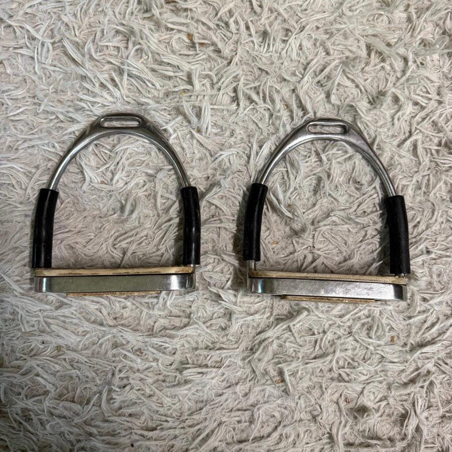 OTHER Size 4.75 In Black Flexible English Horseback Riding Stirrup Irons
