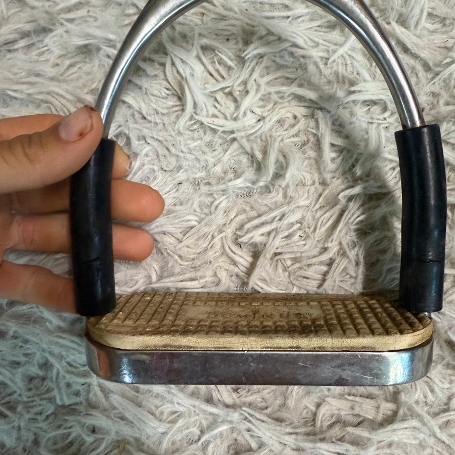 OTHER Size 4.75 In Black Flexible English Horseback Riding Stirrup Irons (3)