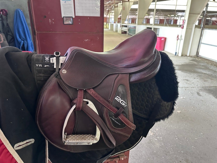 CWD 2020 CWD SE25 English Saddle – 17.5” Seat, 2C Flap – Excellent Condition (3)