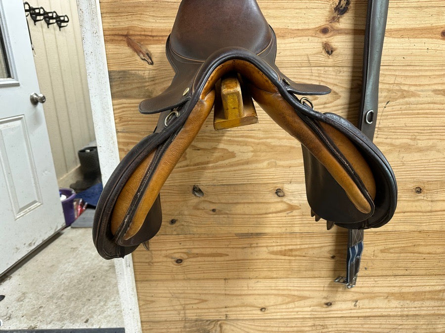 Collegiate saddle