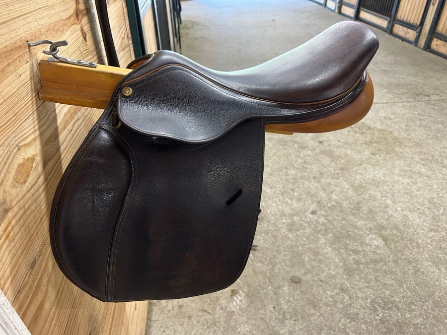 Collegiate saddle