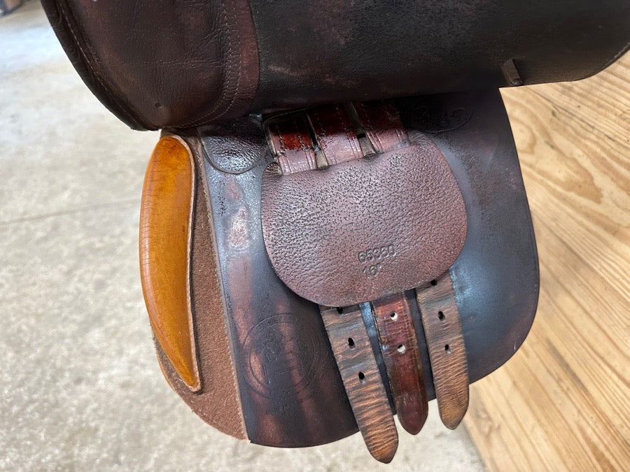 Collegiate saddle