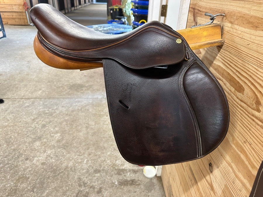 Collegiate saddle