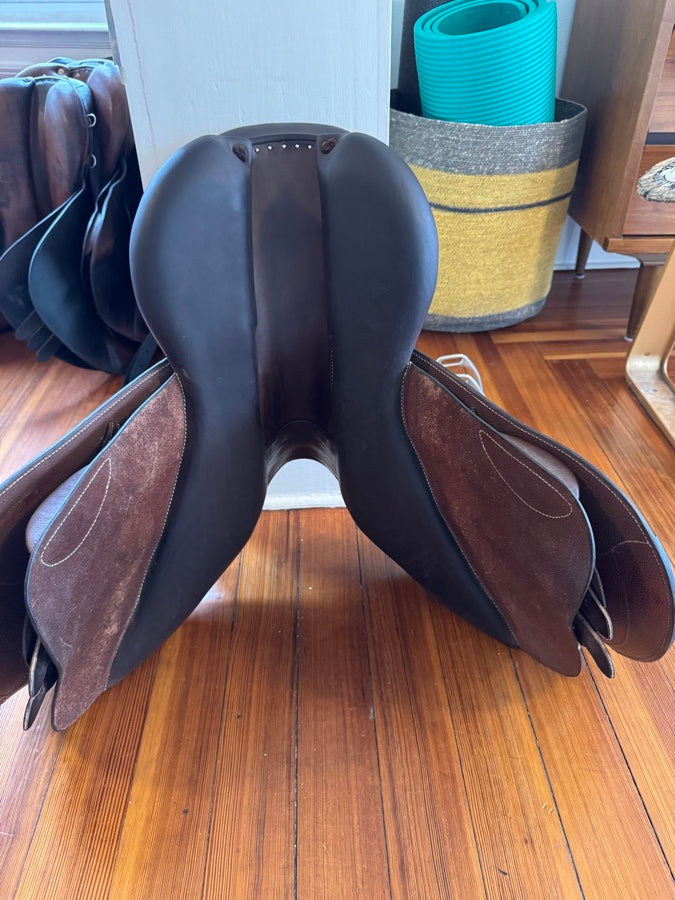 MINT! 16.5” Voltaire Essential Jump Saddle - Adjustable Gullet - 2023 - RARE!