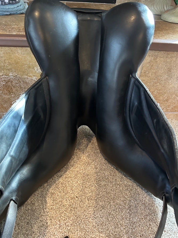 18” Custom Saddlery Wolfgang Matrix Dressage Saddle