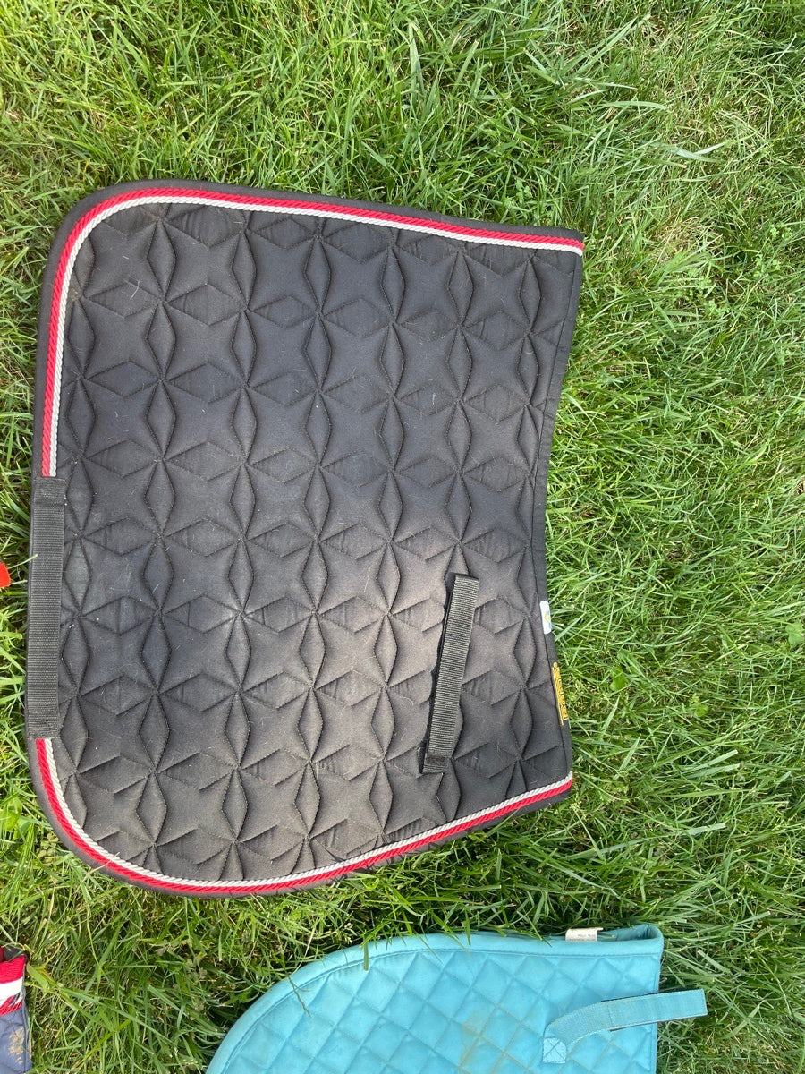 Red and black Roma pad