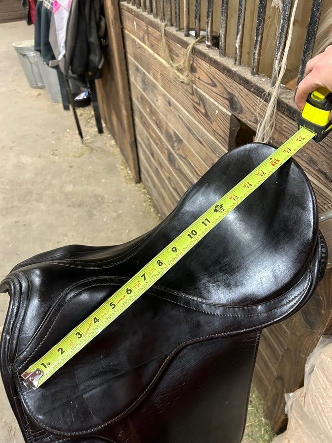 Dressage saddle