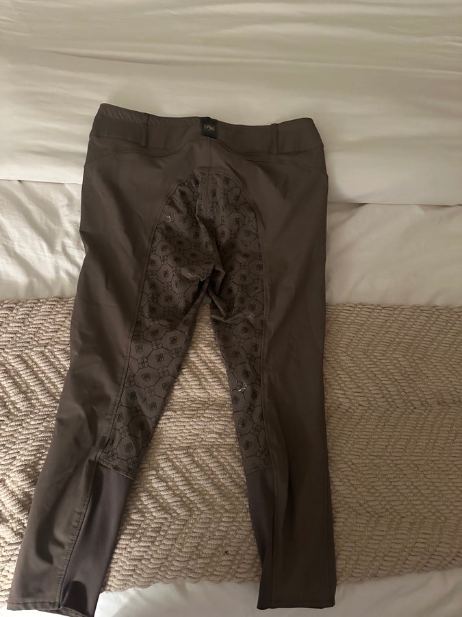 ROMFH: Evelyn 3-Button Full Grip Breech