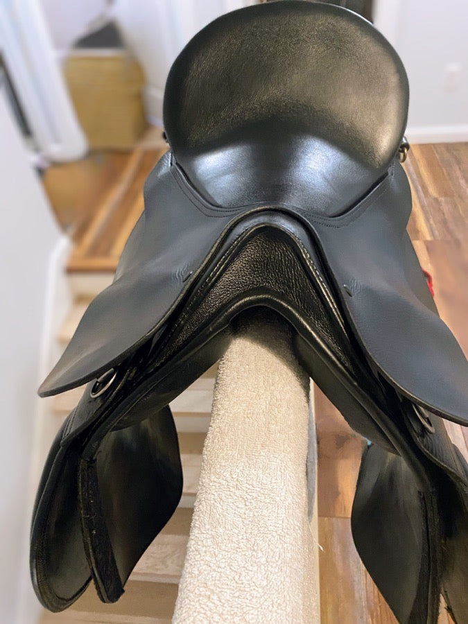 GUC Treeless 18” Seat Ansur Elite Treeless Jumping Saddle. Black.