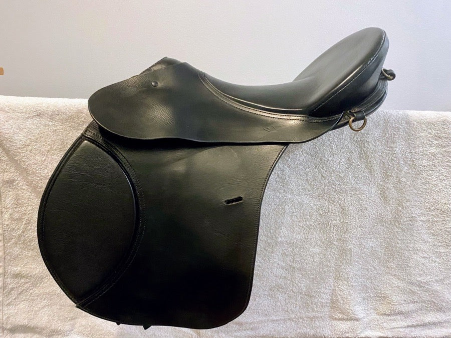 GUC Treeless 18” Seat Ansur Elite Treeless Jumping Saddle. Black.