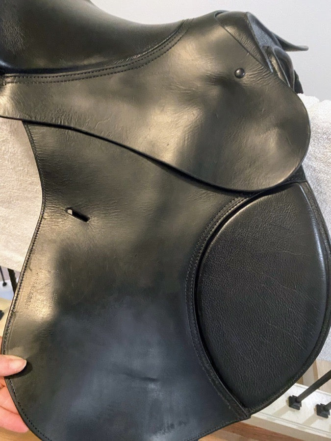 GUC Treeless 18” Seat Ansur Elite Treeless Jumping Saddle. Black.