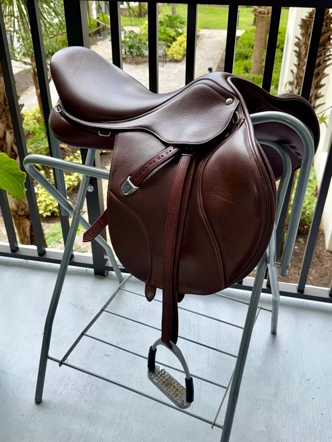 17.5 Bates Caprilli Close Contact Classic Saddle in Havana
