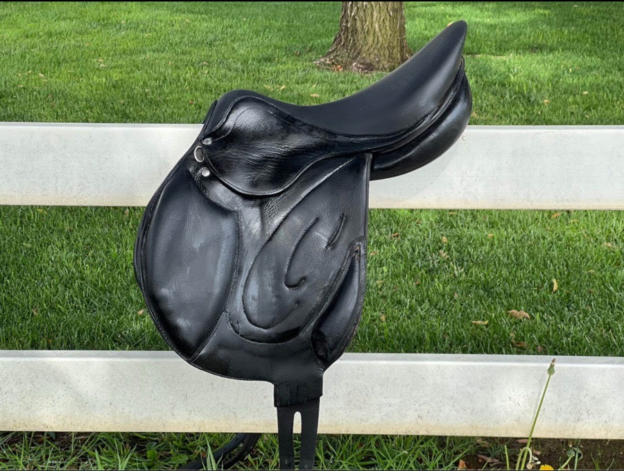 Gravity monoflap jump saddle