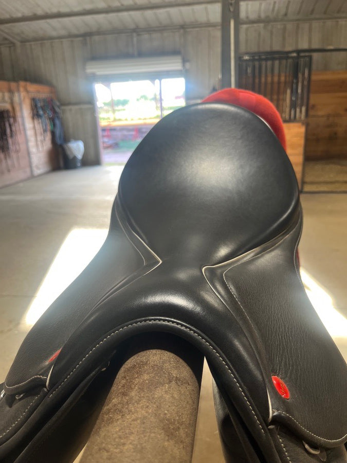 Other John Whitaker Jump Saddle (3)