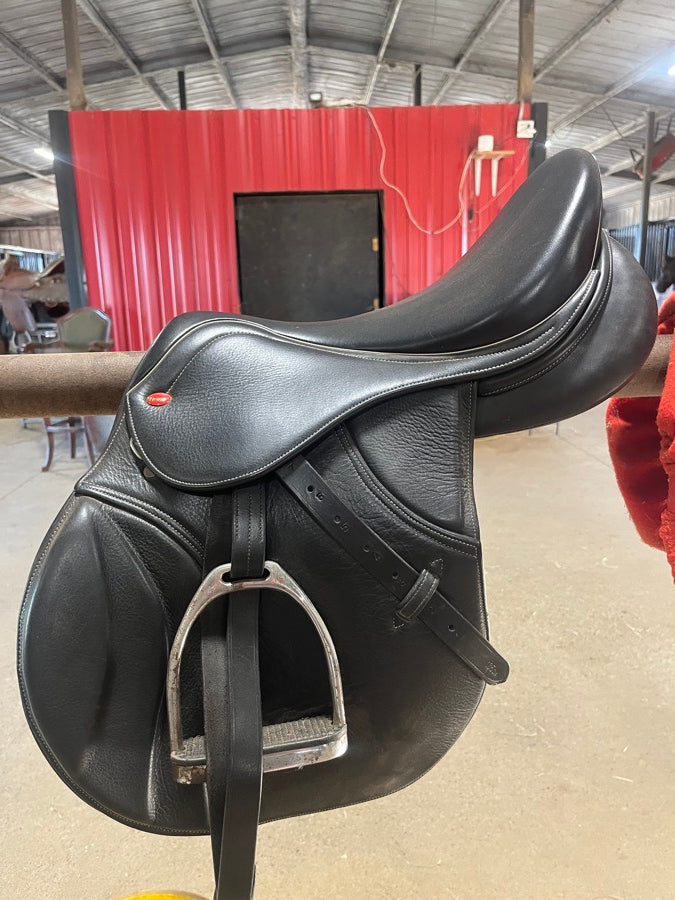 Other John Whitaker Jump Saddle (2)