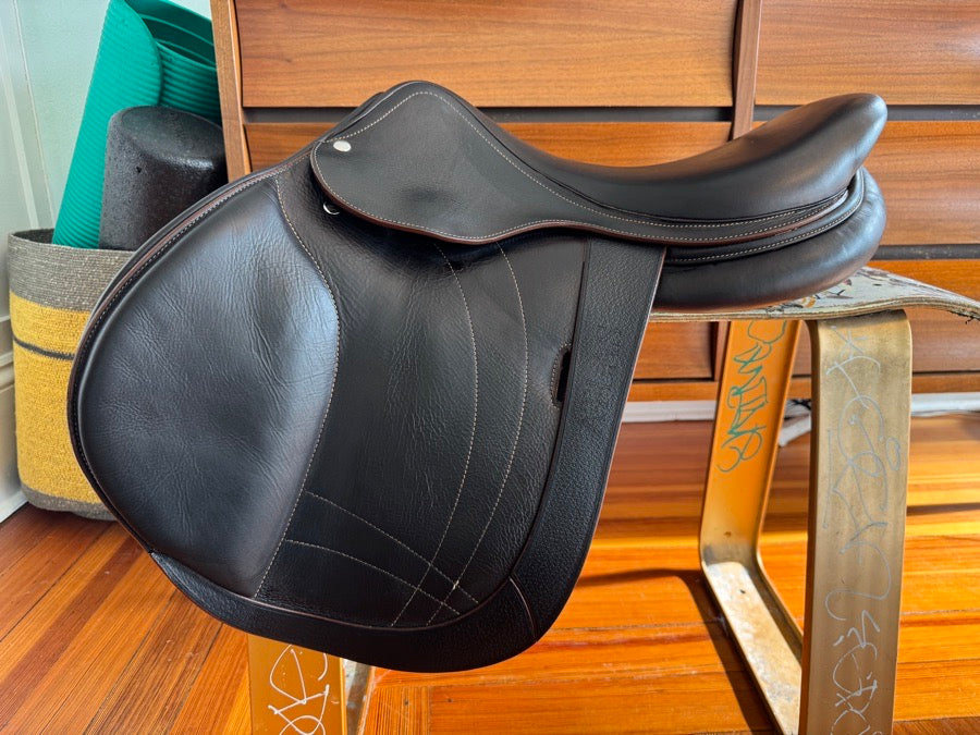 ARION 17.5” 2022 Arion Atlas Jump Saddle - 2A Flaps - Full Buffalo - MINT! (3)