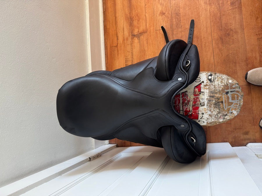 18” 2022 Antares Tempo Dressage Saddle - Full Calf