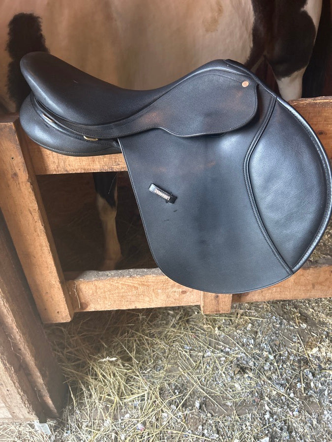 Wintec bates synthetic saddle adjustable gullet and cair system