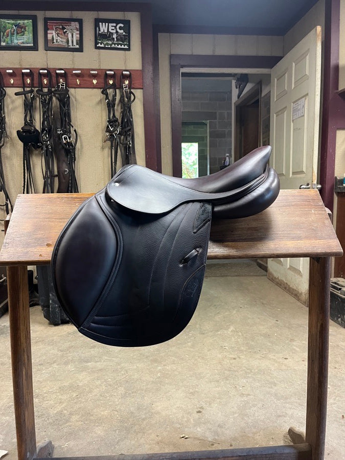 CWD CWD jump saddle 17 seat size 3,400$ or best offer (2)