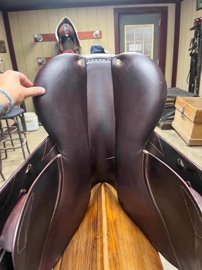 CWD CWD jump saddle 17 seat size 3,400$ or best offer (7)