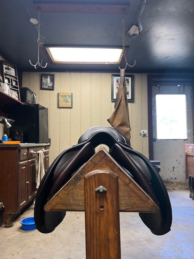 CWD CWD jump saddle 17 seat size 3,400$ or best offer (4)