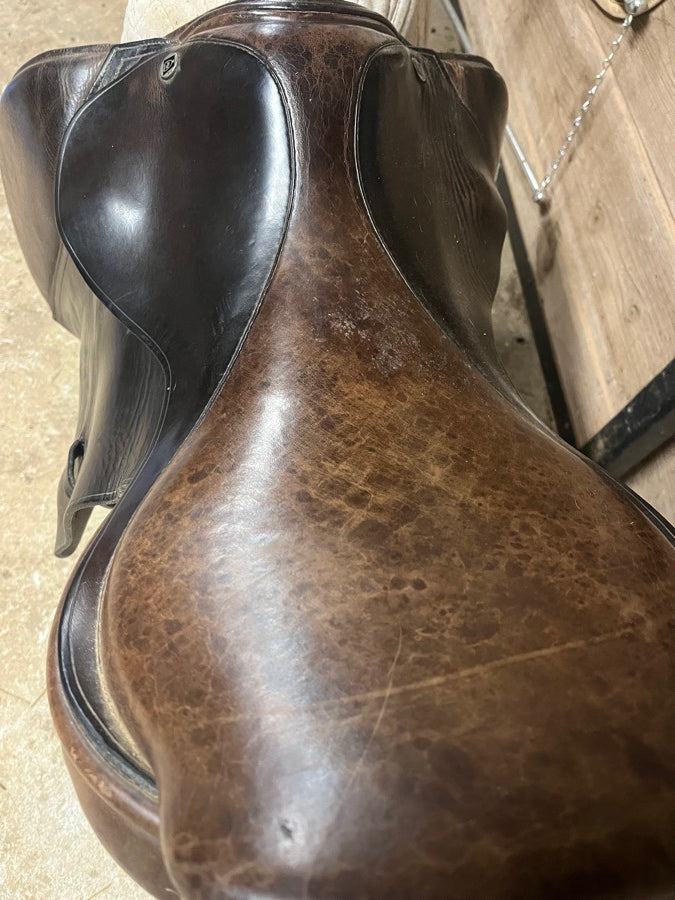 FRANK BAINES Frank Baines Jumping Saddle 18” Seat (3)