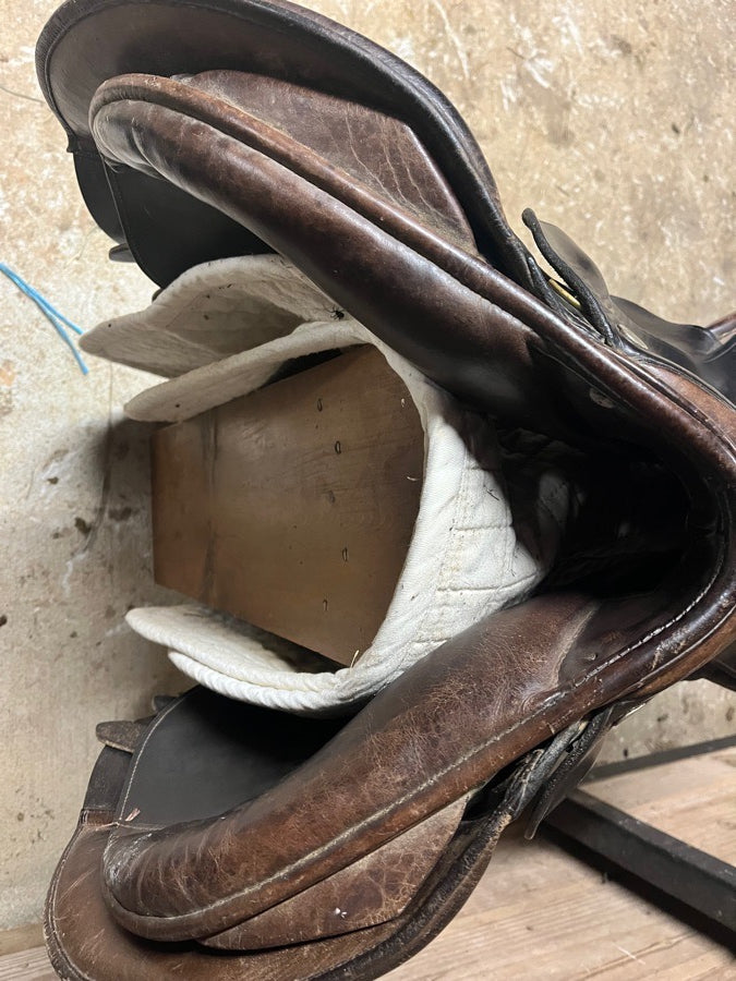 FRANK BAINES Frank Baines Jumping Saddle 18” Seat (7)