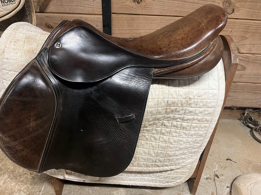FRANK BAINES Frank Baines Jumping Saddle 18” Seat (2)