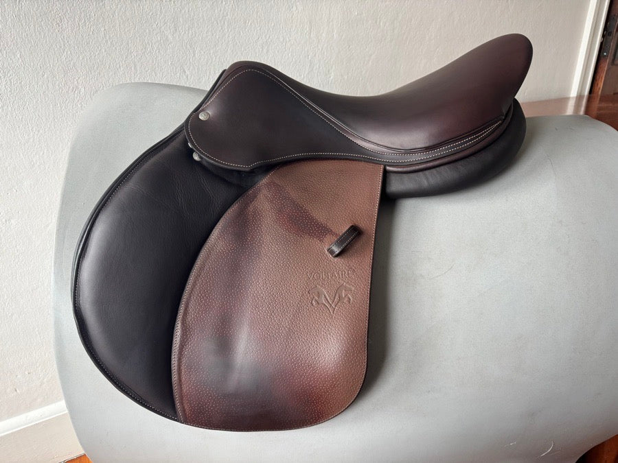 VOLTAIRE 17.5” 2023 Voltaire Stuttgart Saddle - 3AA - Grain / Buffalo - MINT