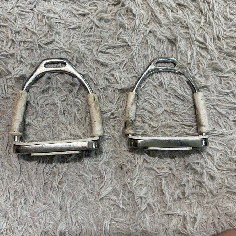 OTHER Size 4.5 In White Flexible English Horseback Riding Stirrup Irons.