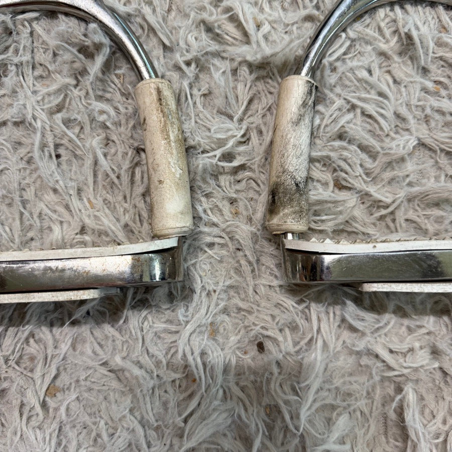 OTHER Size 4.5 In White Flexible English Horseback Riding Stirrup Irons. (3)