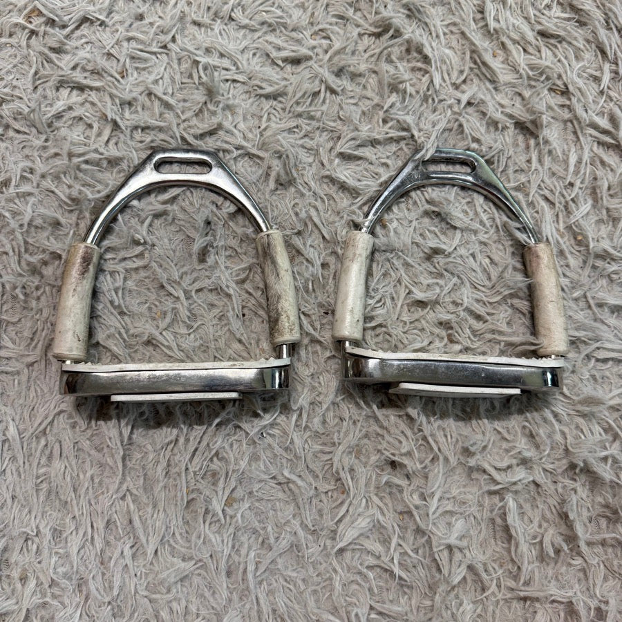 OTHER Size 4.5 In White Flexible English Horseback Riding Stirrup Irons. (2)