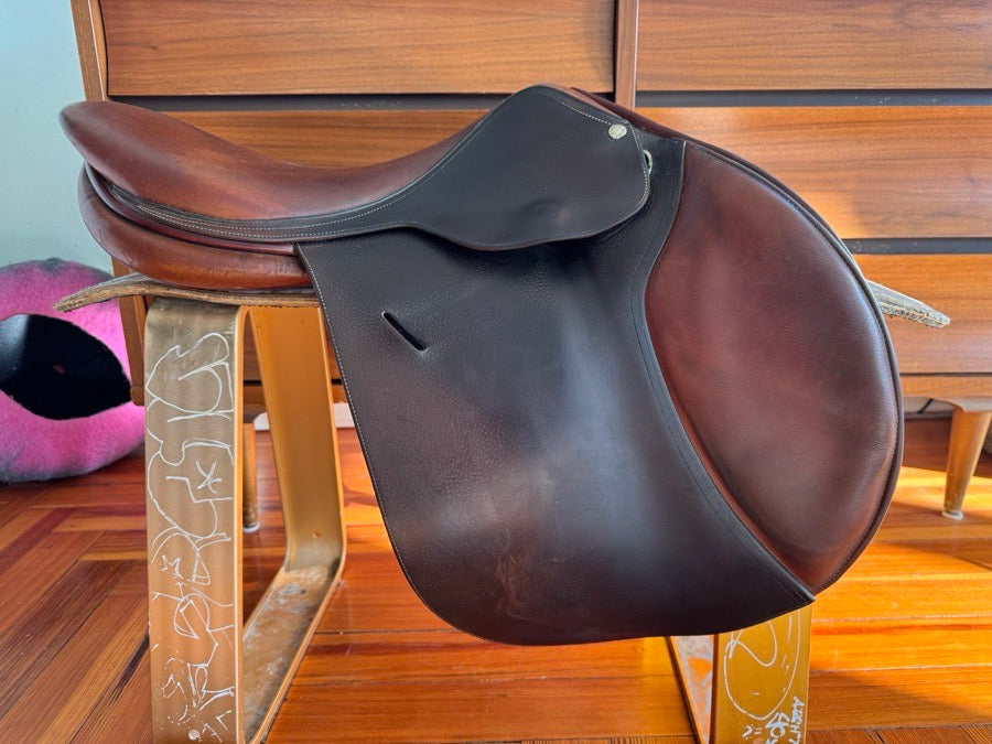 18” 2005 Butet Saumur Jump Saddle - Long/Forward Flaps