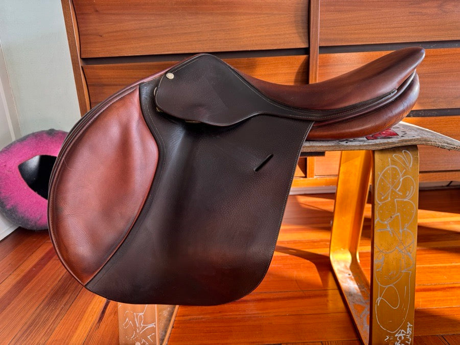 18” 2005 Butet Saumur Jump Saddle - Long/Forward Flaps