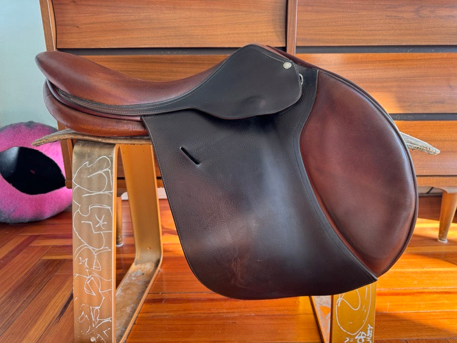 18” 2005 Butet Saumur Jump Saddle - Long/Forward Flaps