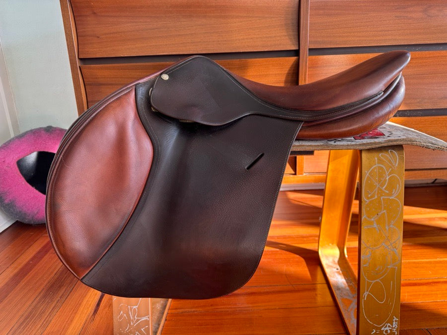 18” 2005 Butet Saumur Jump Saddle - Long/Forward Flaps