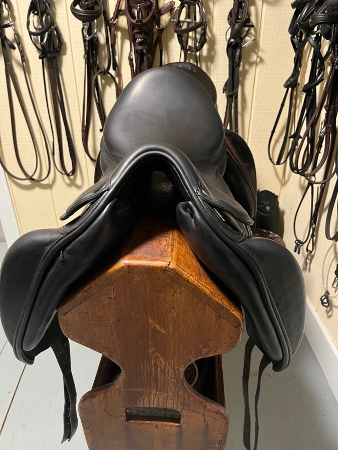 LIKE NEW 2021 AMERIGO VEGA DRESSAGE SADDLE