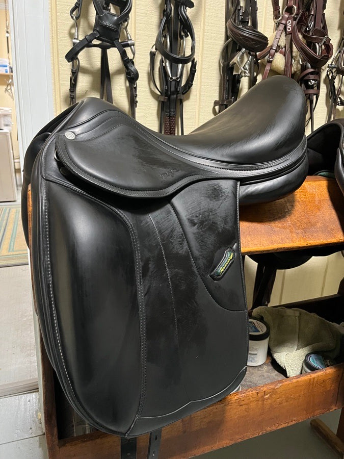 LIKE NEW 2021 AMERIGO VEGA DRESSAGE SADDLE