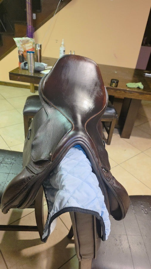 Like new 17.5 inch Santa Cruz saddle adjustable tree
