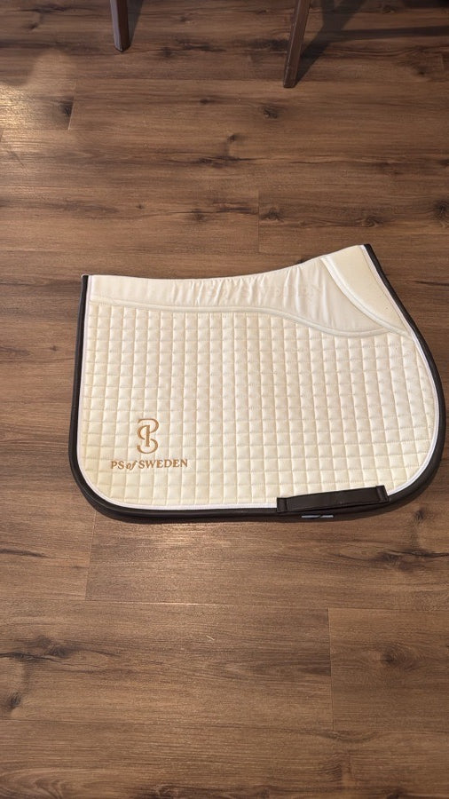 NWT PS of Sweden Off White Saddle Pad Jump Elite Edge. Size Full