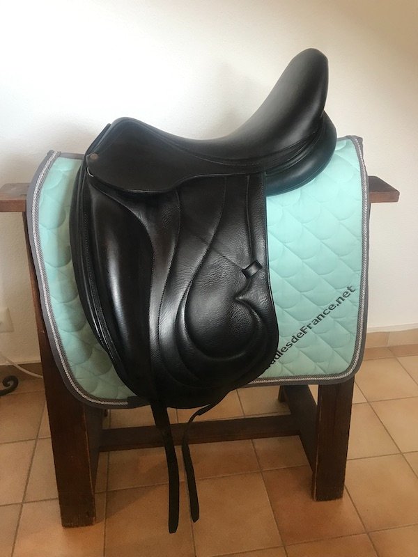 18" Antares Cadence (measures large)