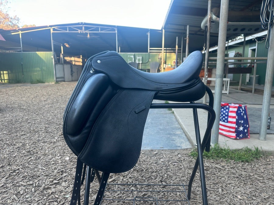 2021 Custom Advantage R Dressage Saddle 18.5/15/R2 in Buffalo